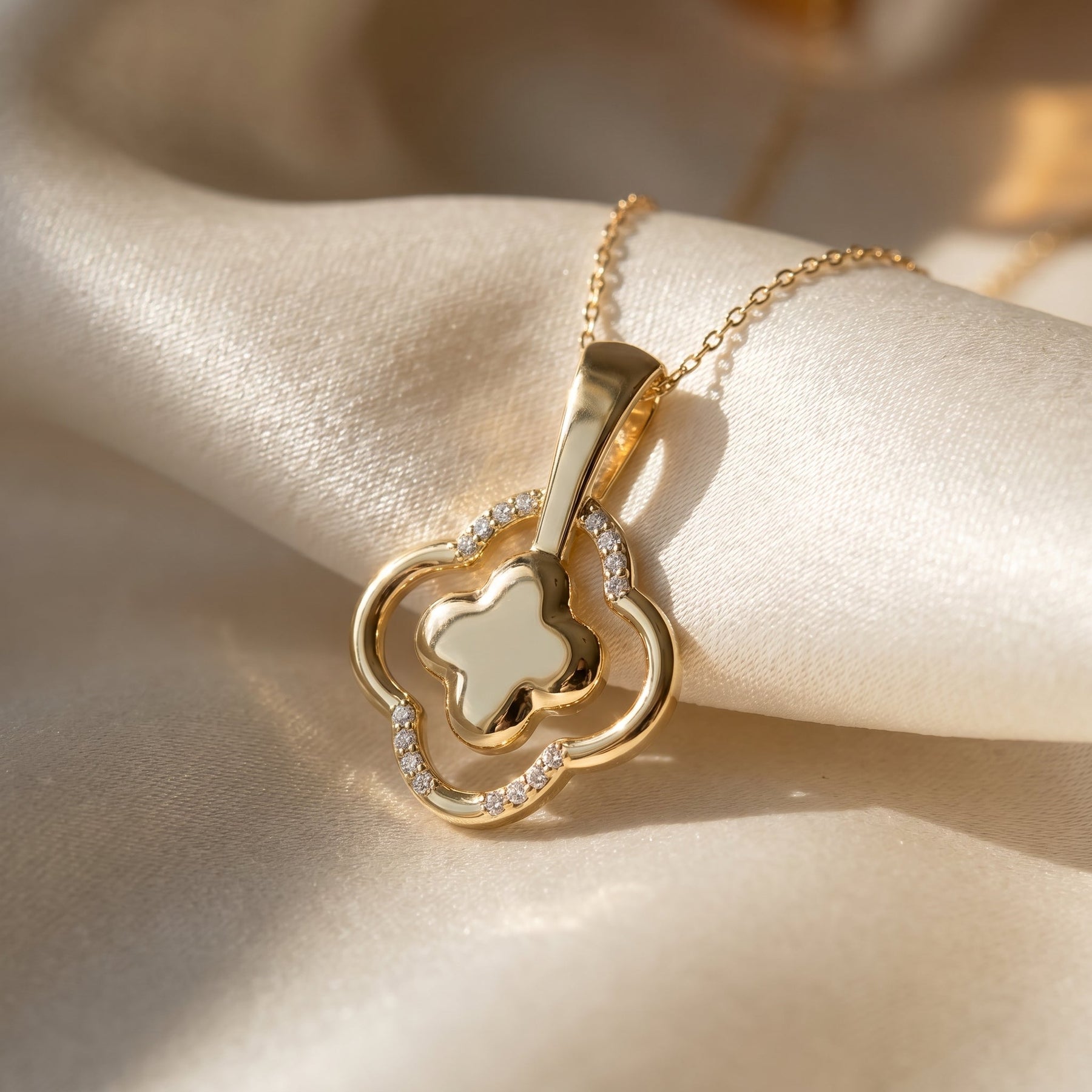 Round Diamond Elegant Clover Bloom Pendant Necklace